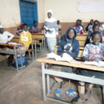 Sœur Rosalie en classe pour un cours théorique